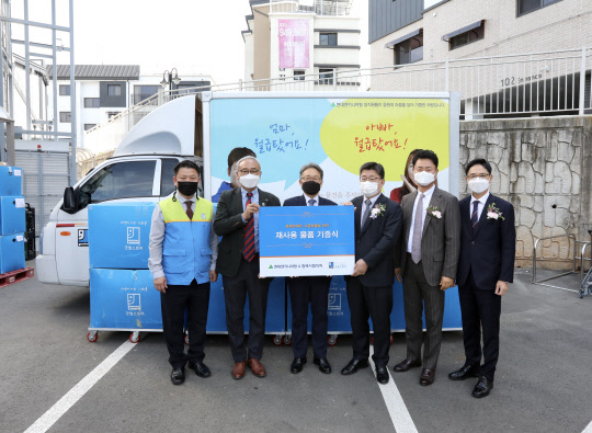 송동근 굿윌스토어 밀알 일산점 원장(왼쪽부터), 한상욱 굿윌본부 본부장, 김창학 현대엔지니어링 사장, 허승현 현대엔지니어링 구매본부 전무, 김석회 보림토건 사장, 최운성 미진정공 사장이 물품전달식을 갖고 기념촬영을 하고 있다.   <현대엔지니어링 제공>